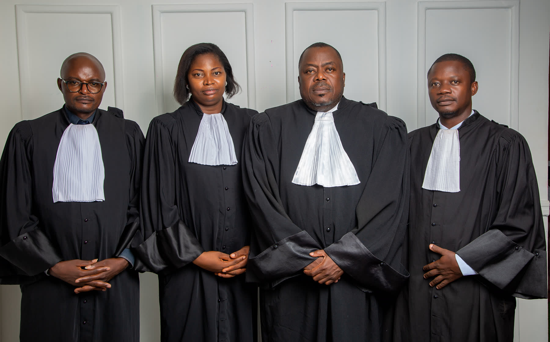 Les avocats du cabinet Fonju & Partners en robe