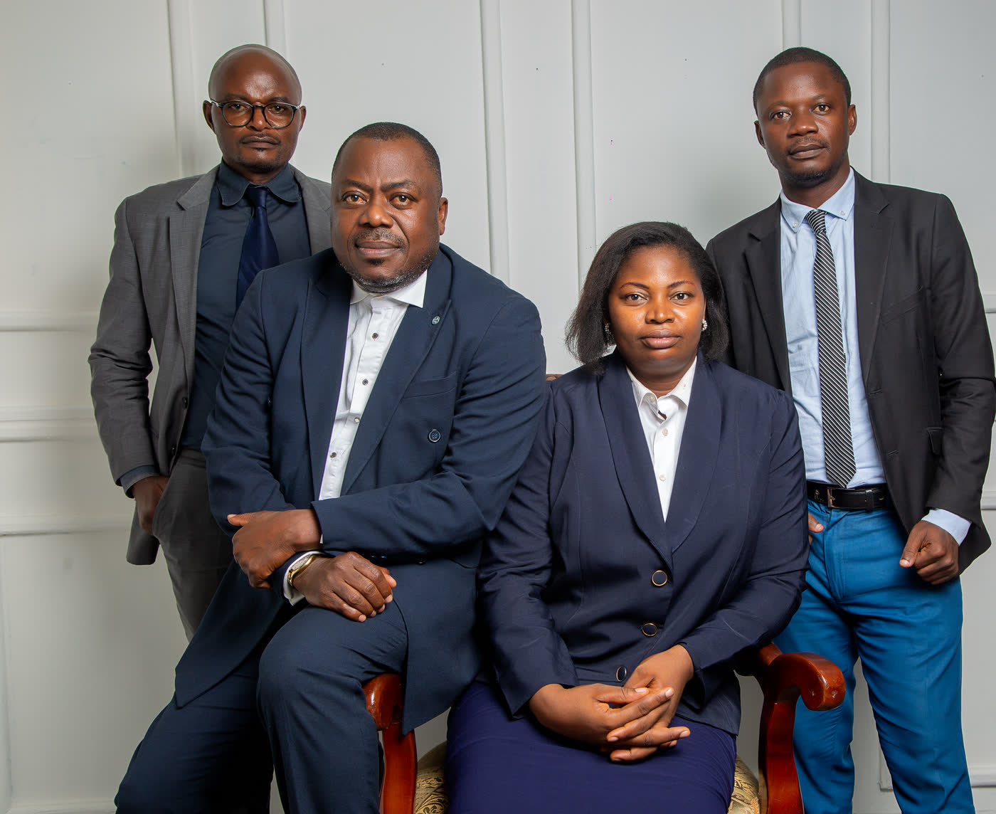 L’équipe du cabinet Fonju & Partners au cabinet, à Akwa, Douala